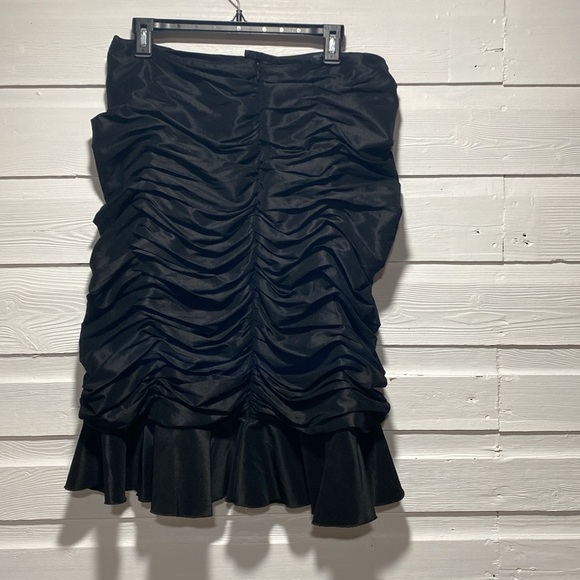 Super flattering skirt - Picture 3 of 5